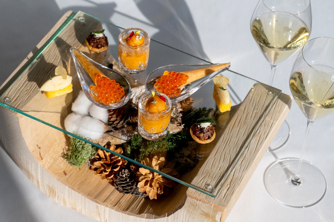最初の一杯は、フィンガーフード仕立ての「彩り豊かな小さな前菜」とともに。