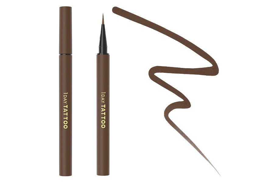 大人気ロングセラーのリキッドアイライナーが、さらになめらかな描き心地と、ちょうどいいコシのある筆を搭載して登場。汗・皮脂・こすれに強い耐久フィルムと、表情にフィットする柔軟フィルムが掛け合わされて、長時間キレイな持ちを実現。ぬるま湯で簡単にオフできる。ヒアルロン酸Na、サトザクラ花エキス、カミツレ花エキスなど11種の美容保湿成分を配合。香料、鉱物油、動物性由来成分、アルコール、タルクすべてフリー。03 モカブラウンは、濃すぎず淡すぎず、黄味や赤味もない誰でも使いやすい色。K-パレット 1DAY TATTOO リキッドアイライナーa 全6色 各1,430円／クオレ