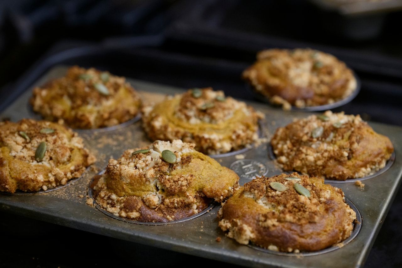 かぼちゃを練り込んだ米粉生地にレーズンとクリームチーズをイン。「パンプキンチーズマフィン」450円。