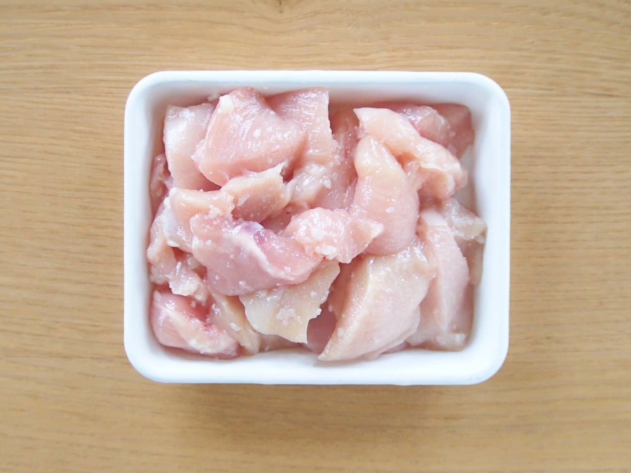 鶏胸肉はそぎ切りにし<下味調味料>を絡める。