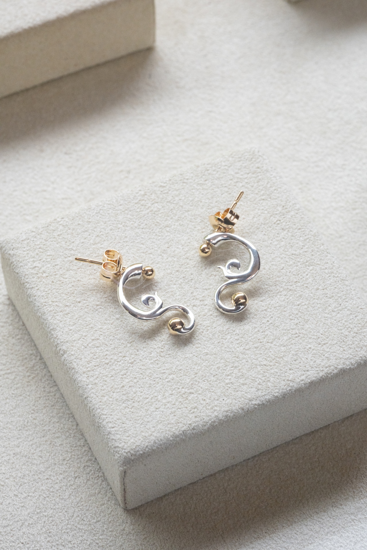 épingle collection cygne pierce（18Kイエローゴールドとスターリング シルバー）／176,000円（2piece）。