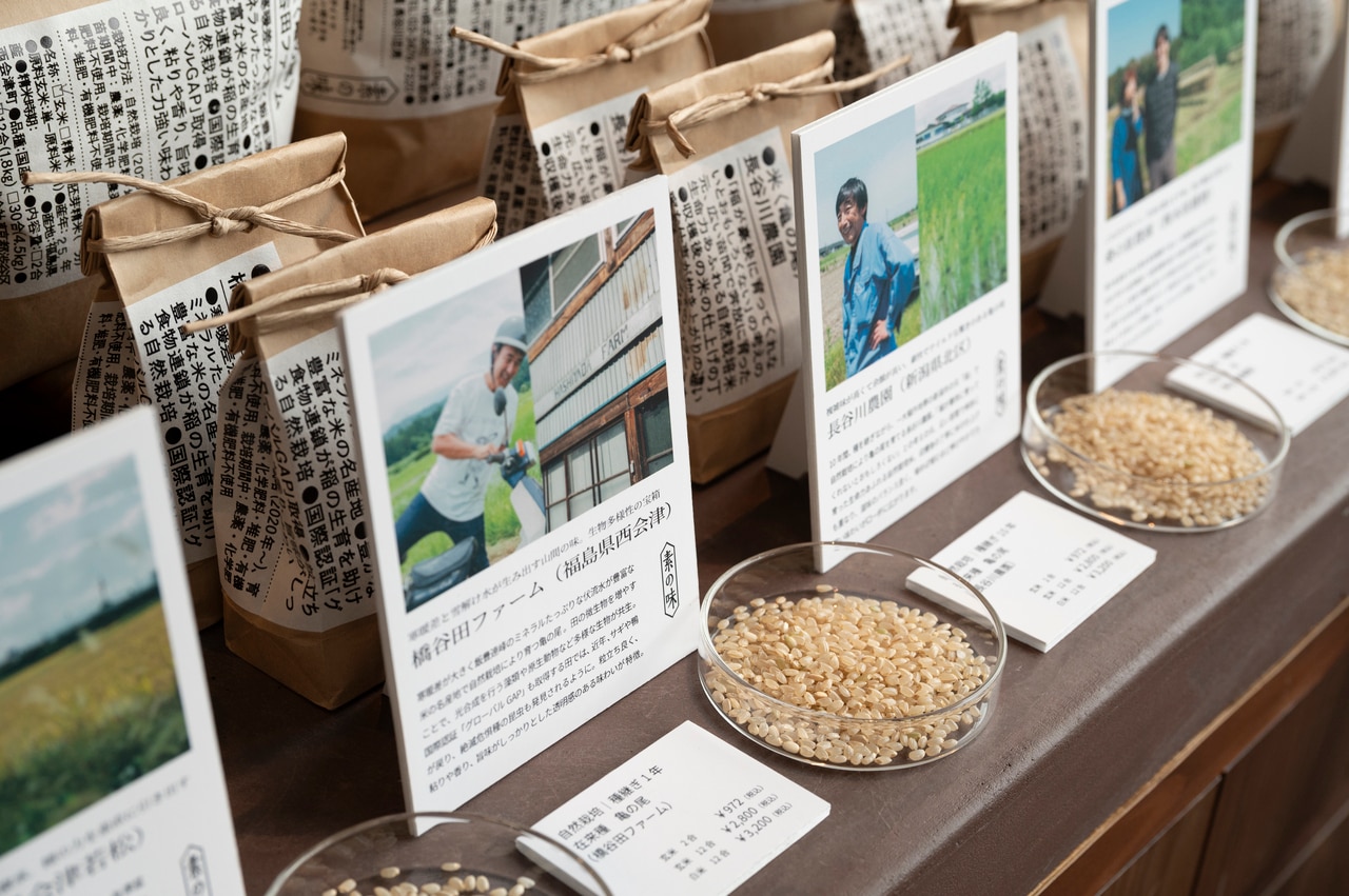 会場に並べられた自然栽培の新米。