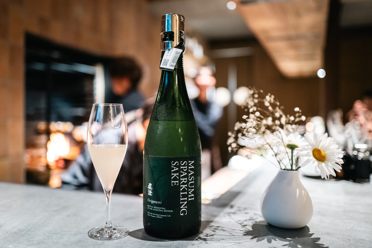 壜内二次発酵によってつくられた「真澄 スパークリング」で乾杯。