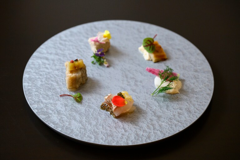 前菜5種、右上から時計回りに煮穴子と湯葉、尾道野菜のディップ、鮮魚のマリネ、小魚のエスカベッシュ、鯖のリエット。