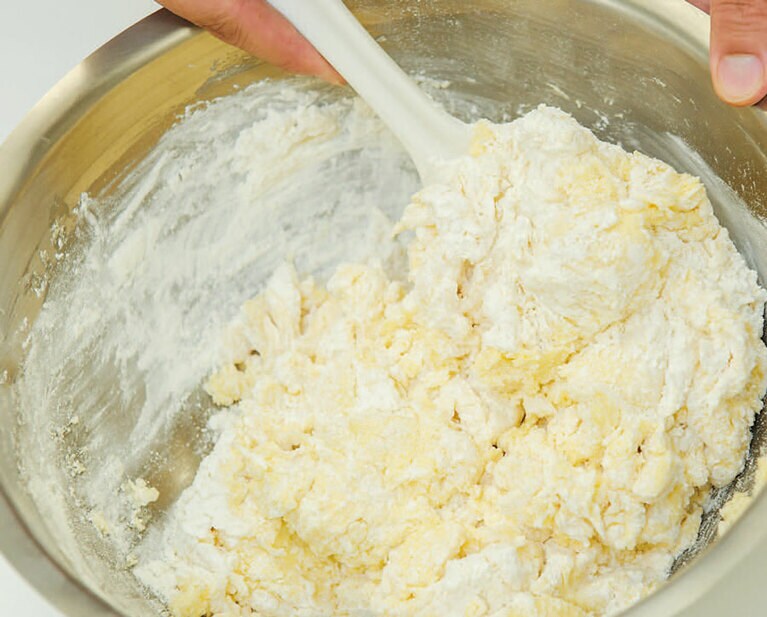 混ぜすぎると生地が固くなるので、1回目に加えた粉は完全に混ぜきりません。