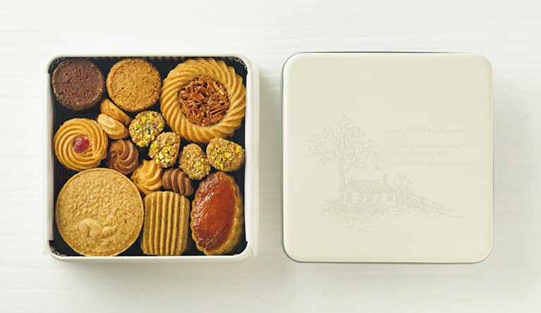 料理菓子研究家の田島裕美子さんが手がけるシーズナル品。四季折々の自然素材を使った素朴な焼き菓子がぎっしり。「秋のプティフールセック」約270g 4,644円／UNE PETITE MAISON