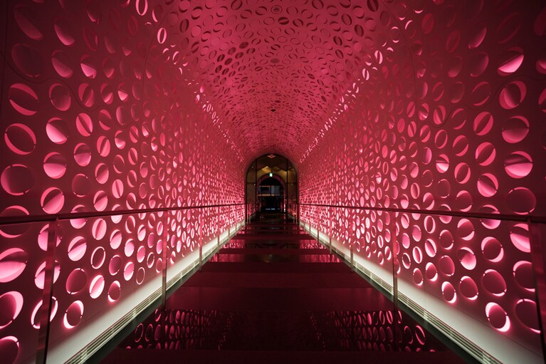 1階エントランスと外をつなぐトンネル。ここから別世界へ！