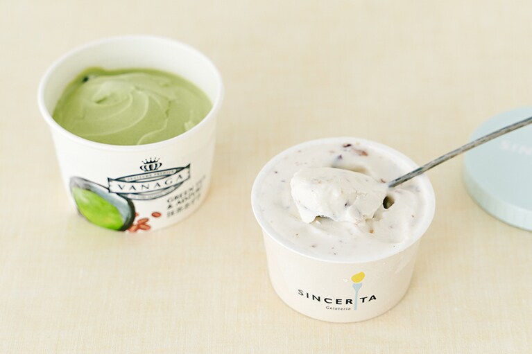 左から：VANAGA スーパープレミアム アイスクリーム〈抹茶あずき〉。8個入り〈バニラ、いちご、抹茶あずき各120ml×2個、ブルーベリー、ビターチョコ各120ml×1個〉4,100円(送料込)／木次乳業(きすきにゅうぎょう)、ジェラート ピーカンナッツ入りの〈メルノワ〉。おまかせ6個セット 各90ml 3,080円(税込)／Gelateria SINCERITA(シンチェリータ)