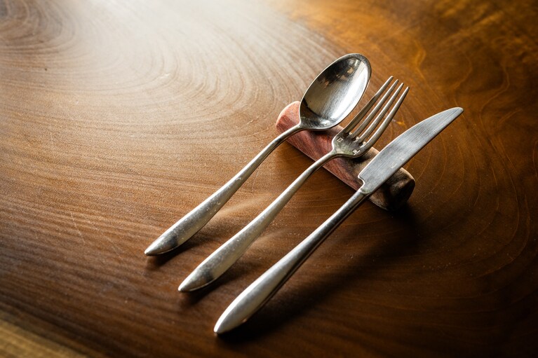 優美な曲線と側面の曲がりが特徴の「ラッキーウッド」のカトラリーは、持ちやすさ、バランスもよく考慮されています。