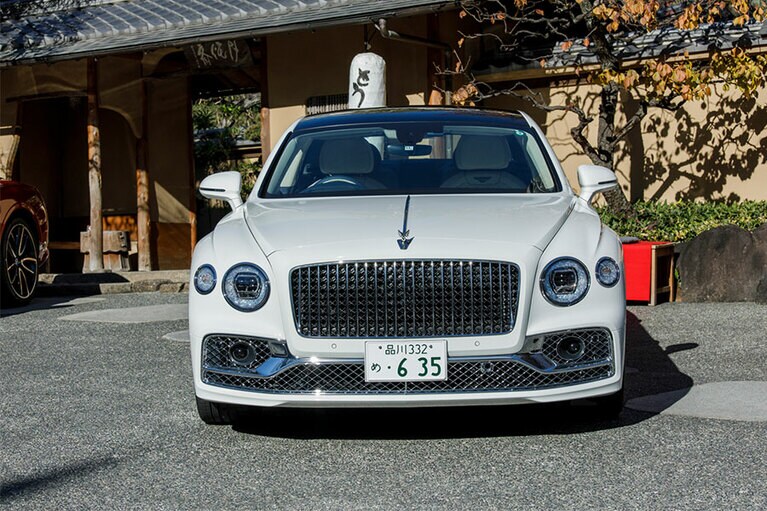 試乗したのはフライングスパー。重厚感があります。