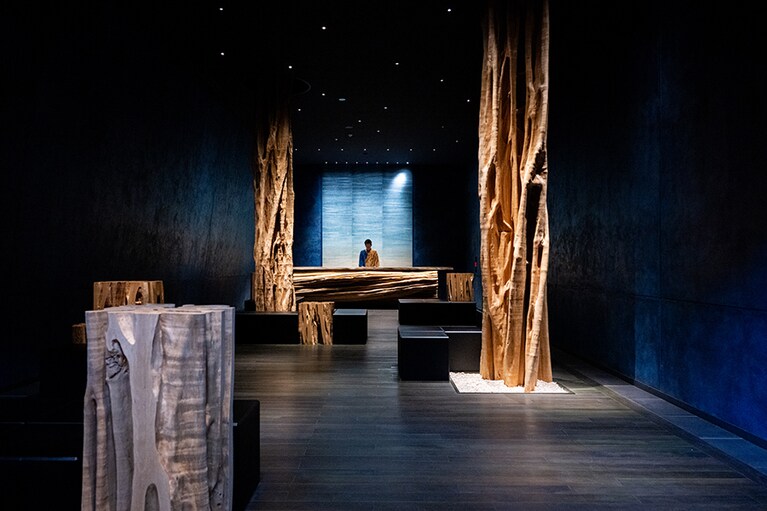 沖縄の海をイメージしてデザインされたレセプションの藍色の空間。