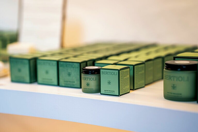 オリジナルのビューティシリーズの香りは、ウォーター・メドウに自生するミントのアロマがベース。