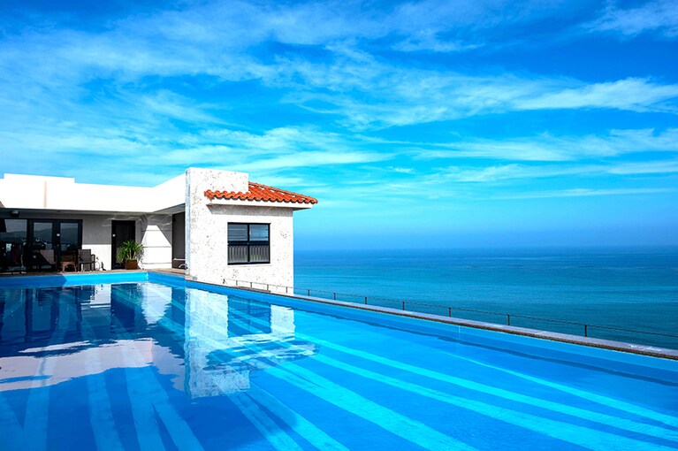 アネックス棟の最上階にはインフィニティプールが。