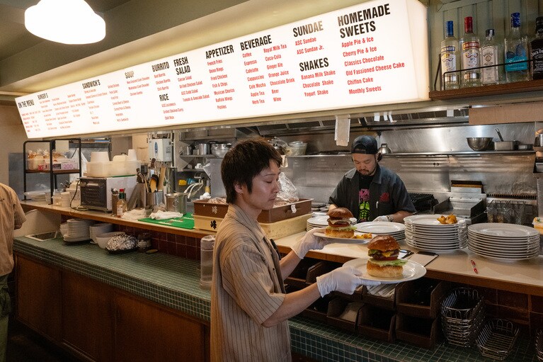 特注のメニューボードがレトロアメリカンな雰囲気を醸し出します。