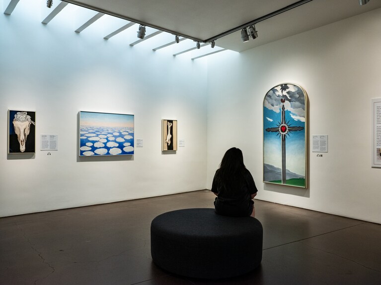 花や骨、風景など、オキーフを象徴する作品から抽象画までが一堂に。作品の背景を知ることができるオーディオガイドがウェブサイトでダウンロード可能。音声は英語のみですが、テキストは日本語も用意されています。