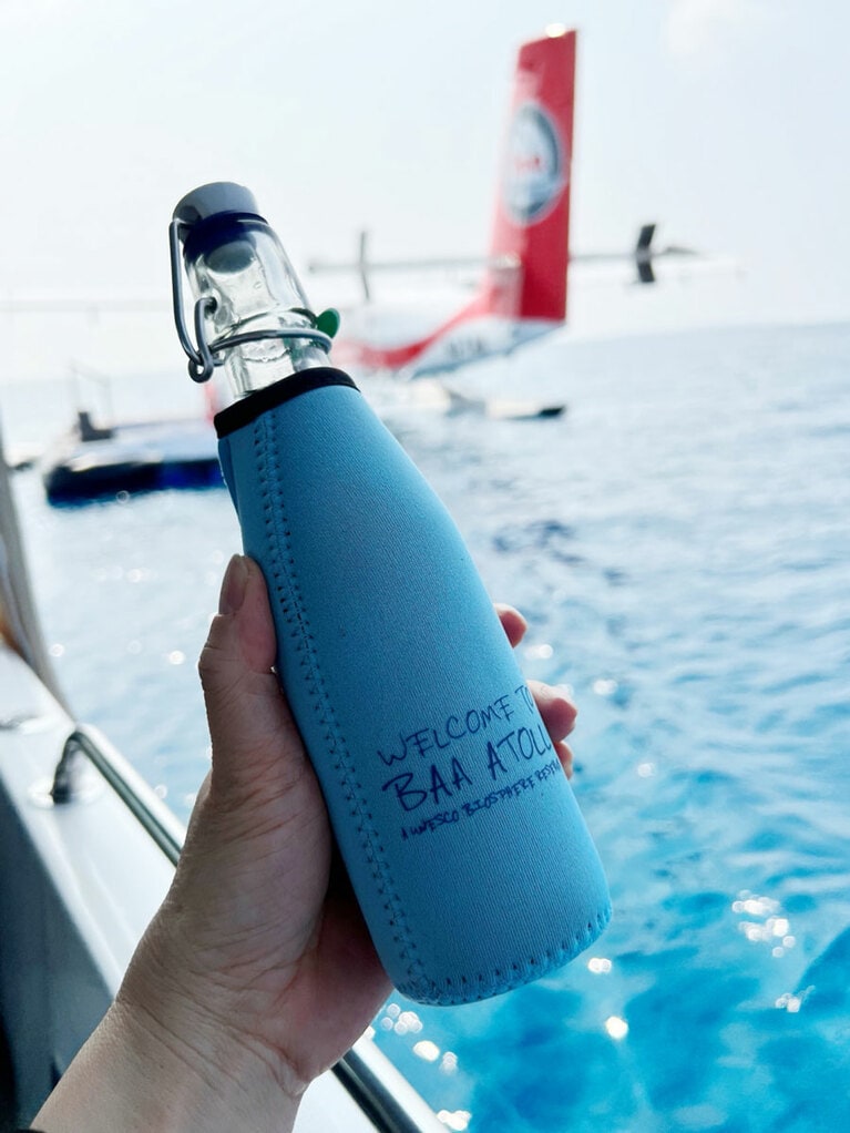 ボートの上で手渡されたのはガラス製のリユースボトルに入った水。今回の取材中、一度もペットボトルを見かけなかった。