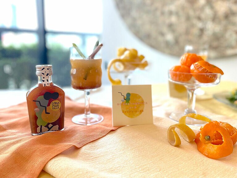 「LEVEL Upcycle syrup “とろりン”シトラスピール＆スパイス シロップ」を使用したシトラスピール＆スパイス ソーダ。