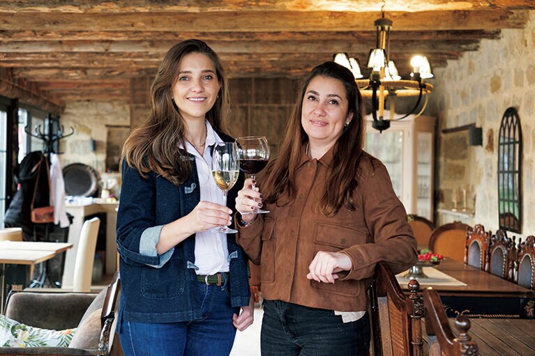 オーナーのセナル氏（右）とマネージャーのセラブ氏（左）。