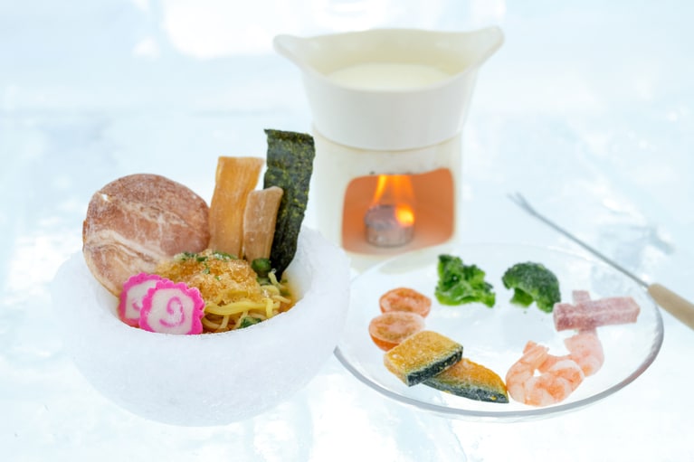 まずは「氷のレストラン」で腹ごしらえなど。