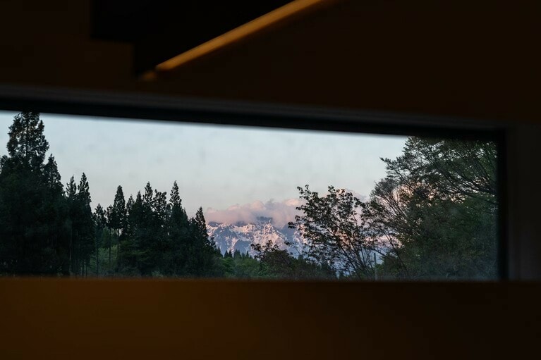 ダイニングからは美しい里山の景色が。