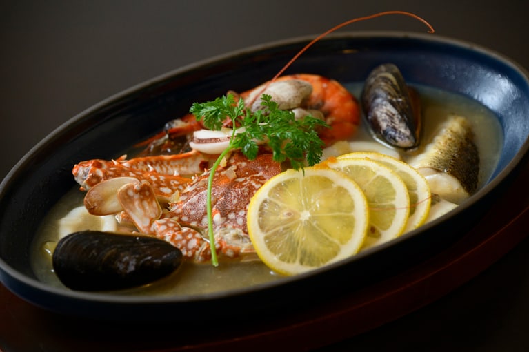 ディナーコースの魚のメイン料理「尾道ブイヤベース」。