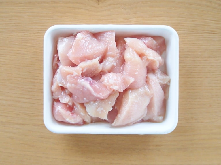 鶏胸肉はそぎ切りにし＜下味調味料＞を絡める。