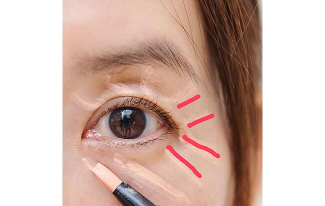 ハイライトとして使う場合は、赤線の部分に明るい色のコンシーラーを使う。今回は、「RMK ルミナス ペンブラッシュコンシーラー 01」を使用。