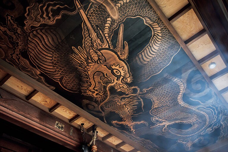 毘沙門堂入り口の天井画は、JOE氏による八方睨み龍。