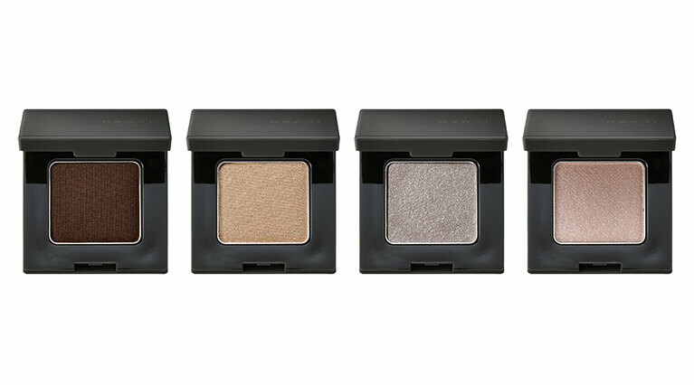 オサジ ニュアンス アイシャドウ 左から、赤みのある深いブラウン、d01 Houjun、パッとまぶたが明るくなる輝きの強いサンドベージュのd04 Awai、パール強めのシルバー、w01 Shizuku、アンニュイで女らしいモーヴのw02 Amaoto。 各2,000円／日東電化工業