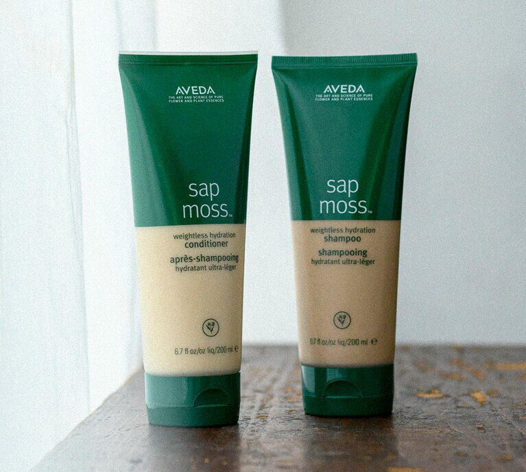 左から：サップモス ウェイトレス ハイドレーション コンディショナー 200mL 3,300円、同 シャンプー 200mL 3,100円／アヴェダ