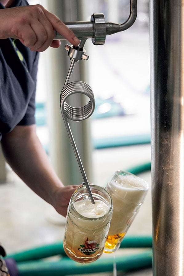 醸造所ツアーでは、タンクからフレッシュなビールを飲ませてくれる。