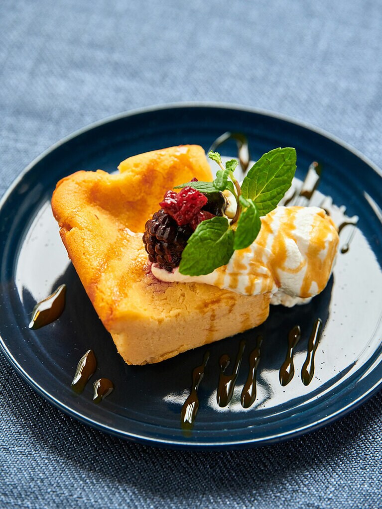 濃厚チーズケーキ(600円)はベイクとスフレの中間ぐらいの口当たり。粉をあまり使用しないので軽やかな味わいだ。