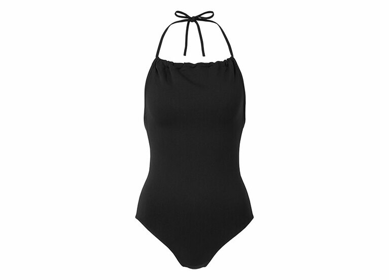 シームレススイムギャザーワンピース 各2,990円。ブラック、ダークグレー、ブラウンの3色展開。写真はブラック。