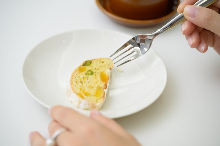 歯切れのよい生地に、ふわっと軽い砂糖がまとう。