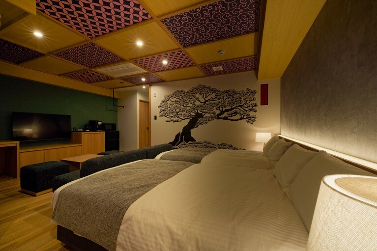 客室の一例、和モダンスタイルのジュニアスイートのベッドルーム。2～4名まで利用可能。