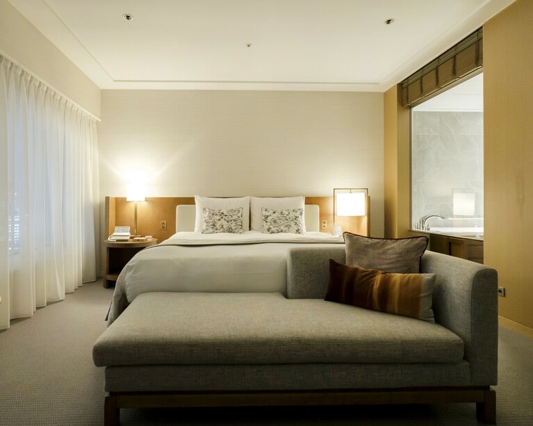 静けさを上質にデザインした空間が広がるワンランク上の客室「プレミアグラン」で優雅に滞在を満喫。