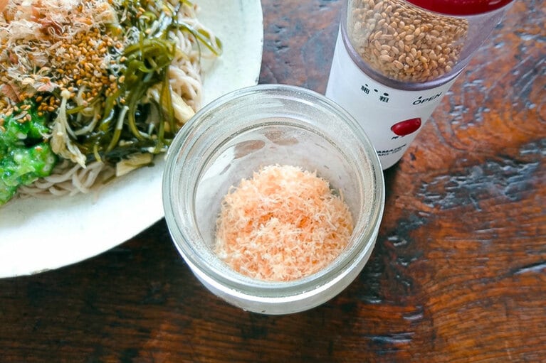 かつお節と白ゴマを追加で投入。