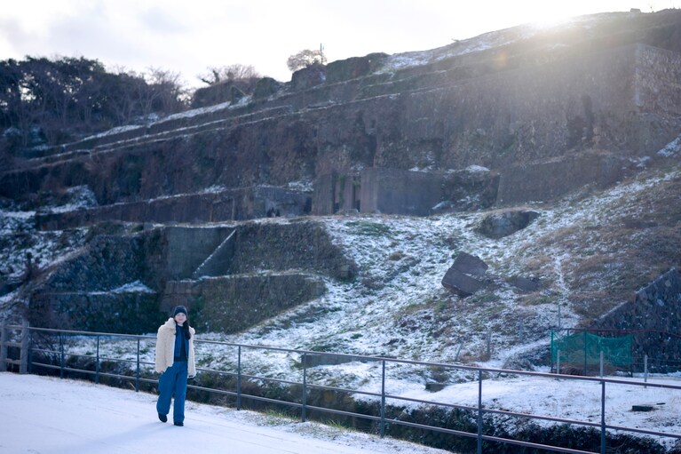 俳優・山田杏奈さんといく、世界遺産の島・佐渡島。雪景色の北沢浮遊選鉱場は神秘的な風景【通いたくなる島、佐渡】