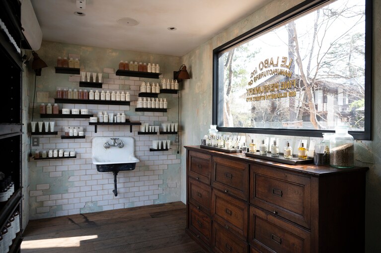 新緑に包まれながら香りと向き合う。移動する店舗ならではの「ル ラボ オン ウィールズ」を軽井沢で体験