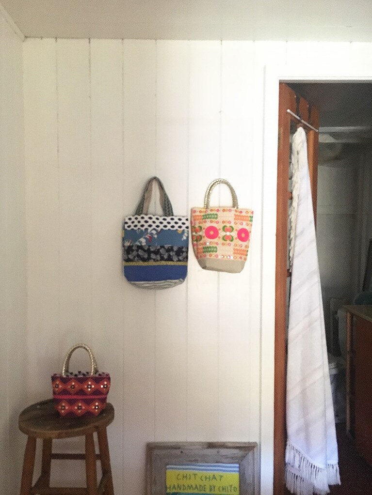 バッグ左から、エスニックパープル(68ドル)、パッチバッグ(68ドル)、エスニックホワイト(88ドル)。