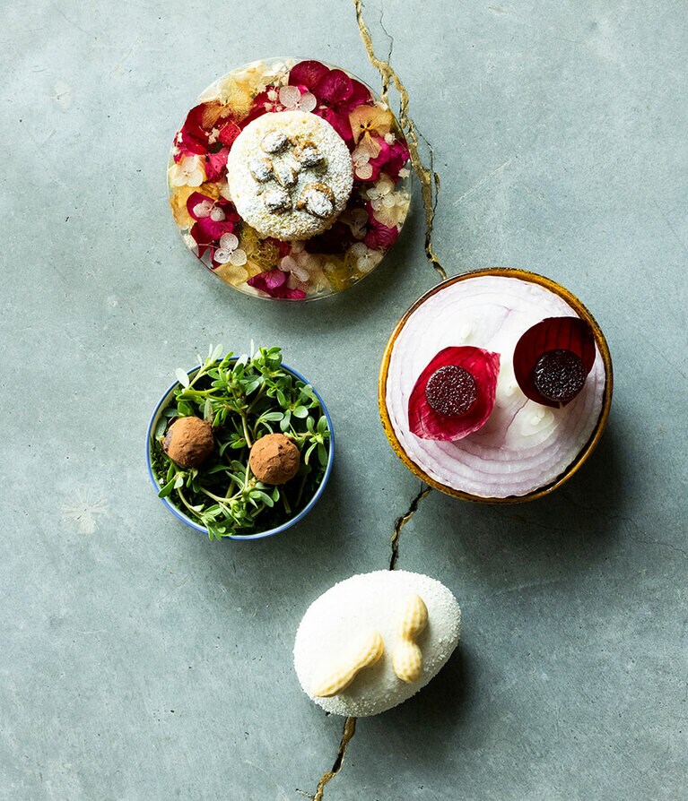 根、葉、花、実をそれぞれ表現した「CYCLE」のミニャルディーズ。©Matteo Carassale