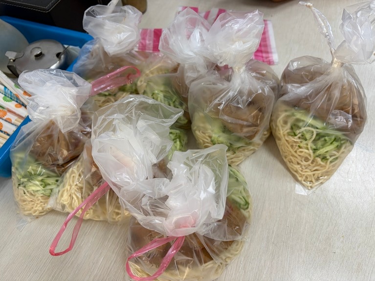 麺とタレ、スープをそれぞれビニール袋に入れ、コンパクトにまとめるのが台湾ならではのテイクアウトスタイル。液体はこぼれず、紐は簡単に外せるという、思わず見習いたくなるほどの美技です。