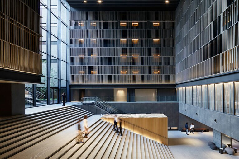 ホテルを象徴するロビーの大階段が壮観。