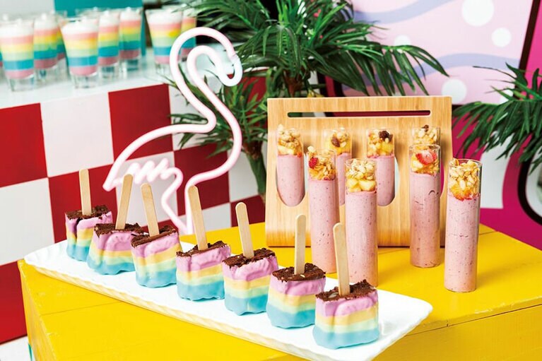 ハワイ定番のアサイーボウルをデザートにアレンジした「アサイームース(写真右)」。マカダミアナッツが練り込まれたチョコレートブラウニーの「マカデミアブラウニーロリポップ(写真左)」。