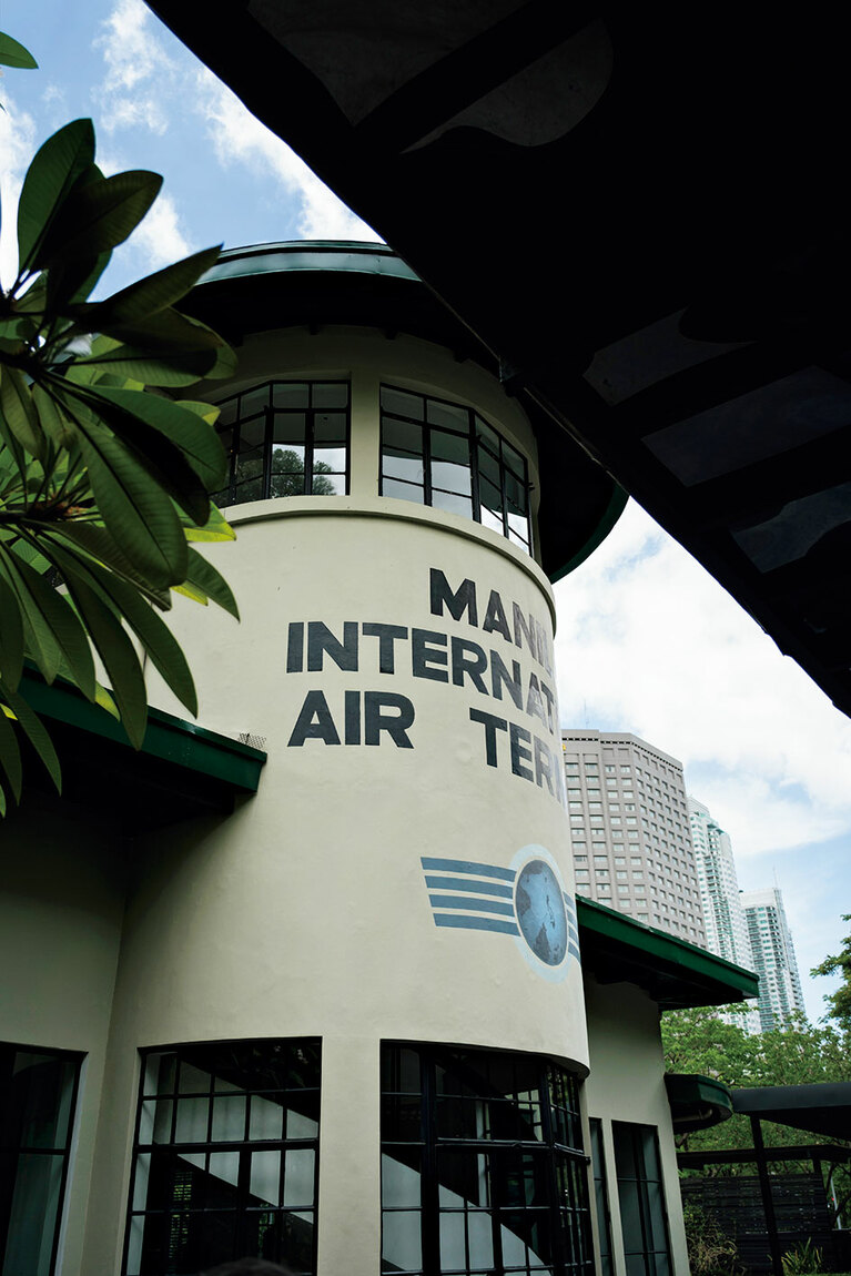 マカティ中心部の「アヤラ・トライアングル・ガーデンズ」は、フィリピン初の空港、ニールソン空港の跡地。旧管制塔は現在レストランとしてリノベーションされている。