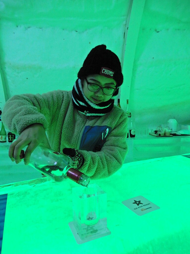 カクテルを作ってくれている間にも室内の色はカメレオンのように変わる。