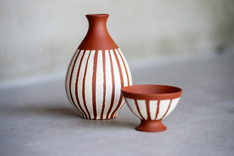 不揃いのストライプ柄が愛らしい「ストライプ徳利」4,950円、「ストライプぐい呑」2,310円。