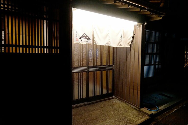 入口には暖簾がかけられている。