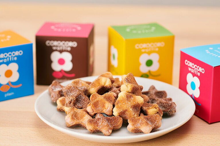 【ワッフル・ケーキの店 R.L (エール・エル)】「コロコロワッフル キューブ」プレーン・ショコラ・メープル・ストロベリー 1個 291円。