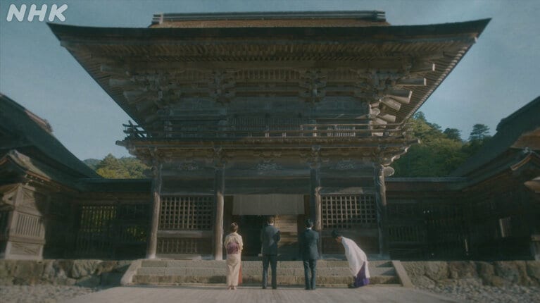 朝ドラ「ばけばけ」の場面写真。出雲大社に参拝するトキ、ヘブン、錦織。「ばけばけ」公式Xより。